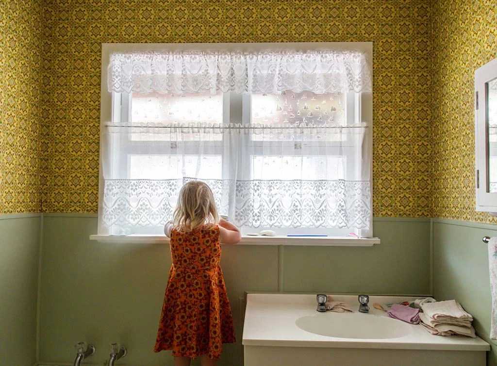lace curtains in bathroom