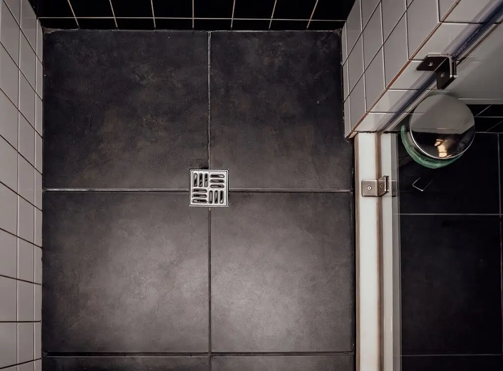 https://www.checkatrade.com/blog/wp-content/uploads/2024/10/shower-drain-cover-removal-1.jpg