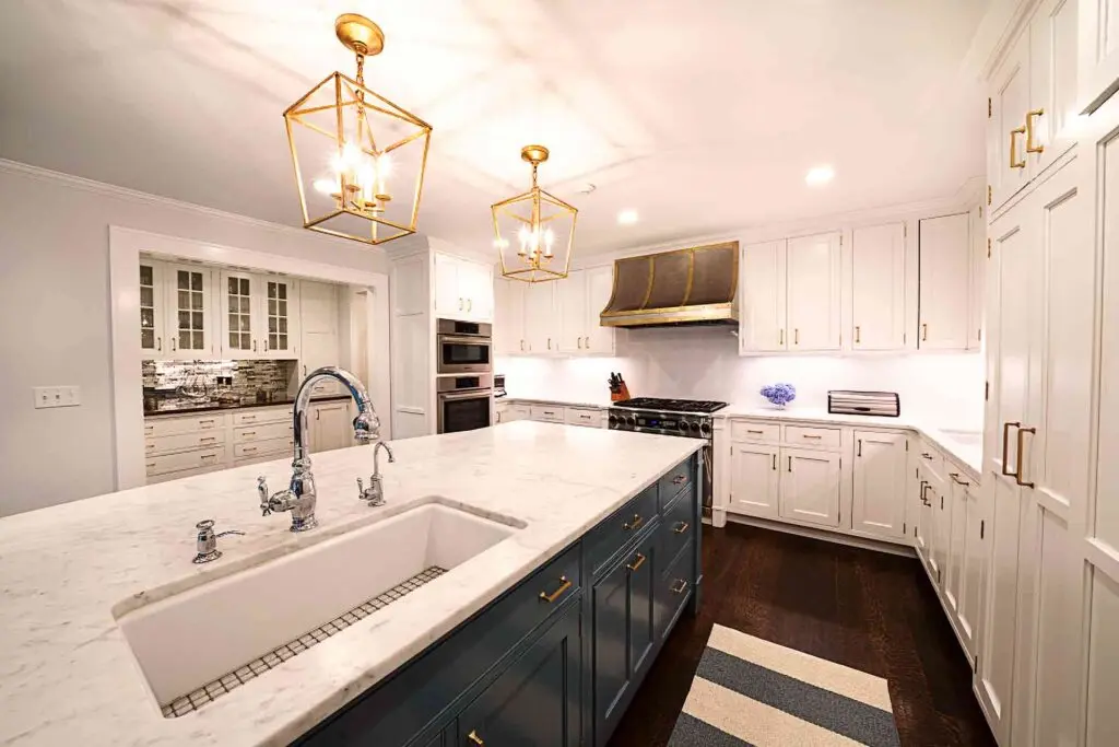 Large sinks in kitchens