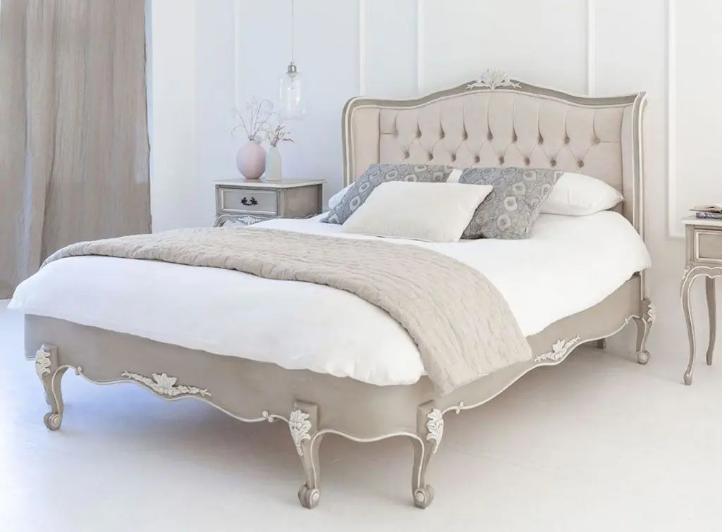 Go for a grand bed in country bedrooms ideas