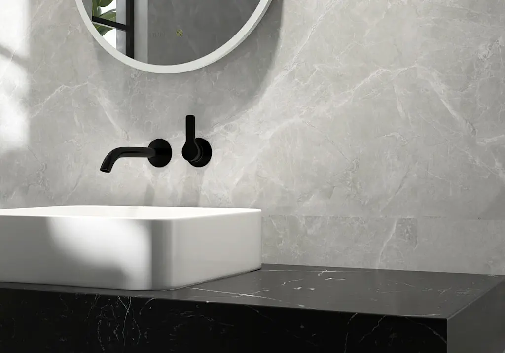 modern-marble-bathroom-black-tap