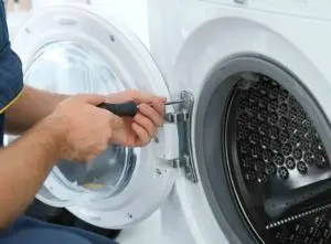 expert fixing washing machine