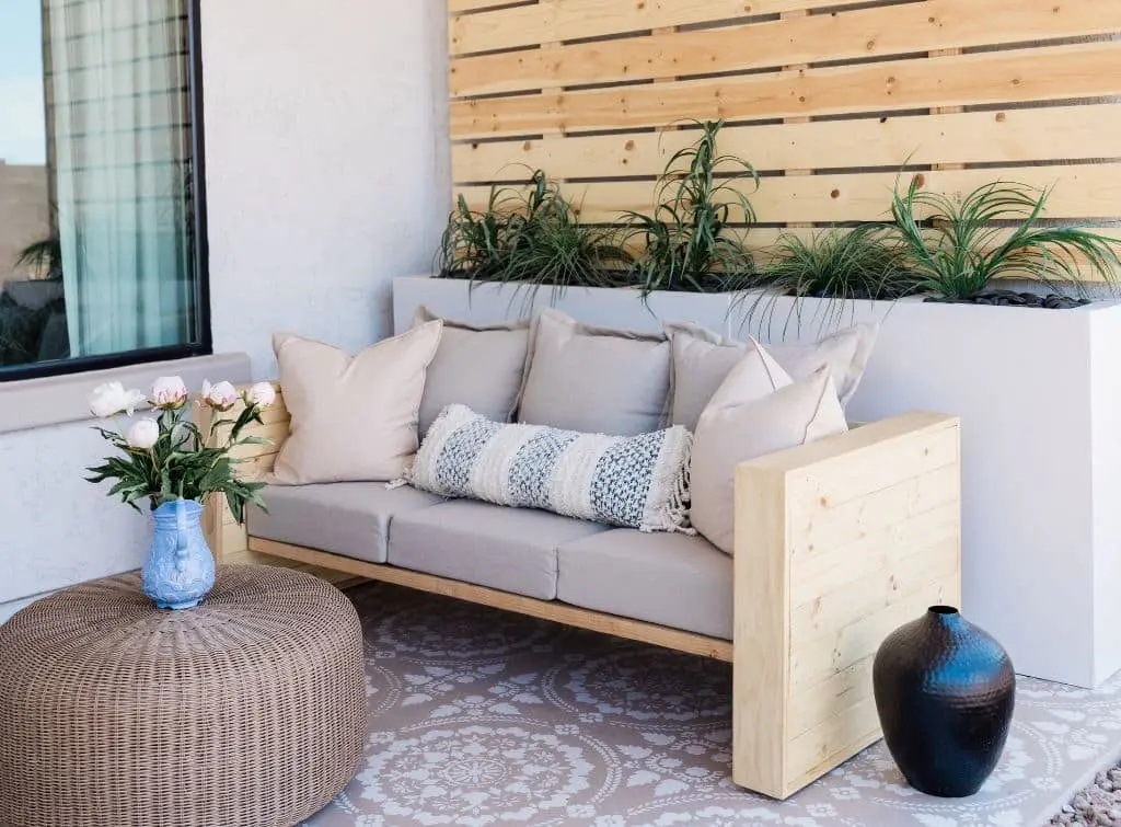 Contemporary verandah ideas - reading nook and table for an inside but outside aesthetic