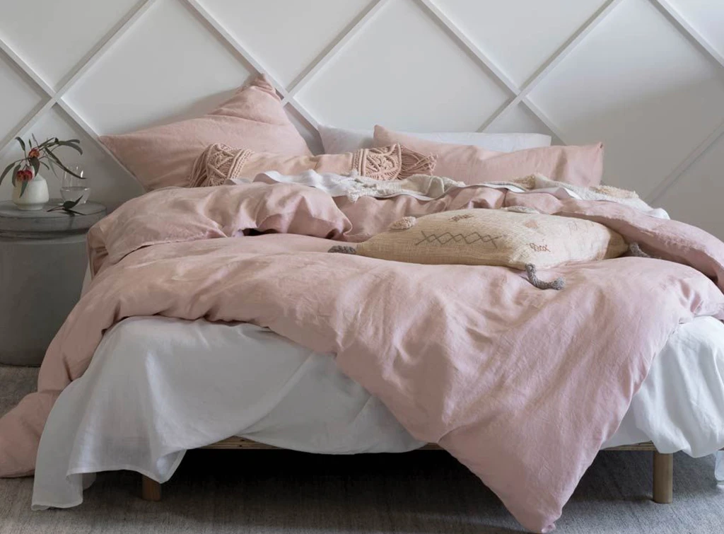 candy pink bedding for country bedroom idea