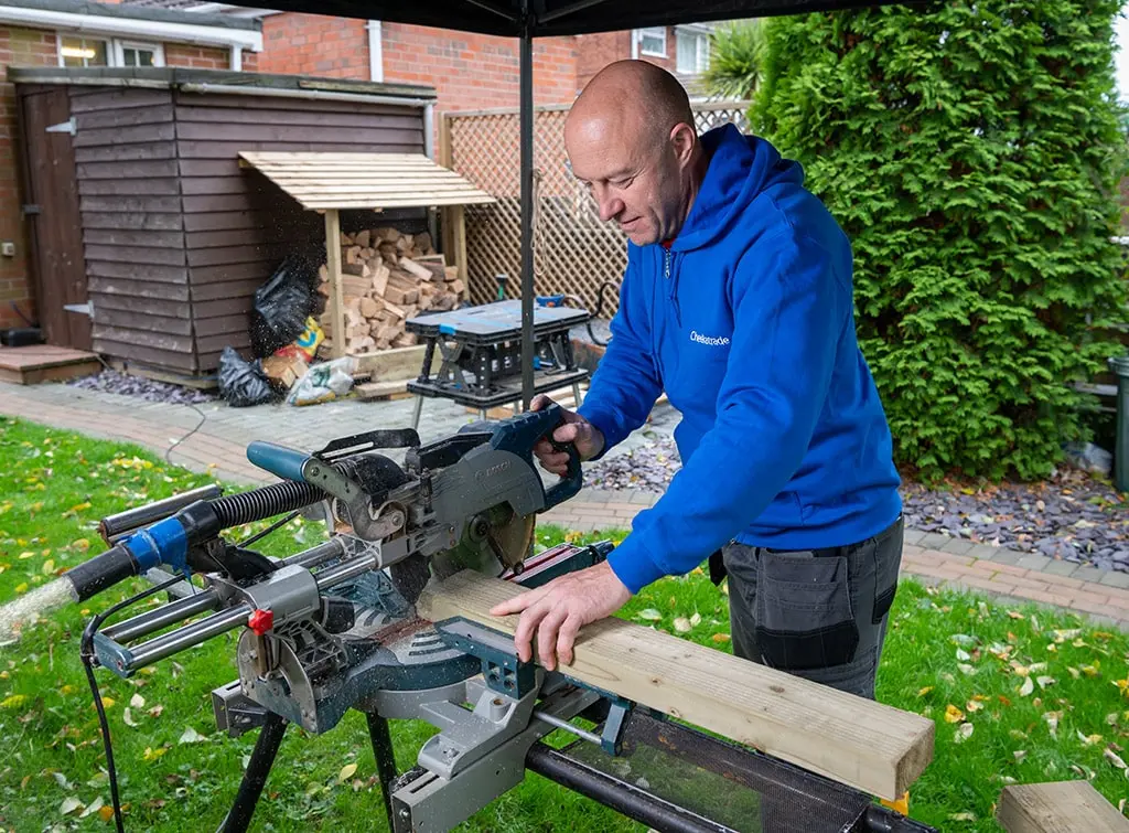 https://www.checkatrade.com/blog/wp-content/uploads/2024/09/free-carpenter-invoice-sawing.jpg