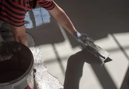 Laying down screeding on floor