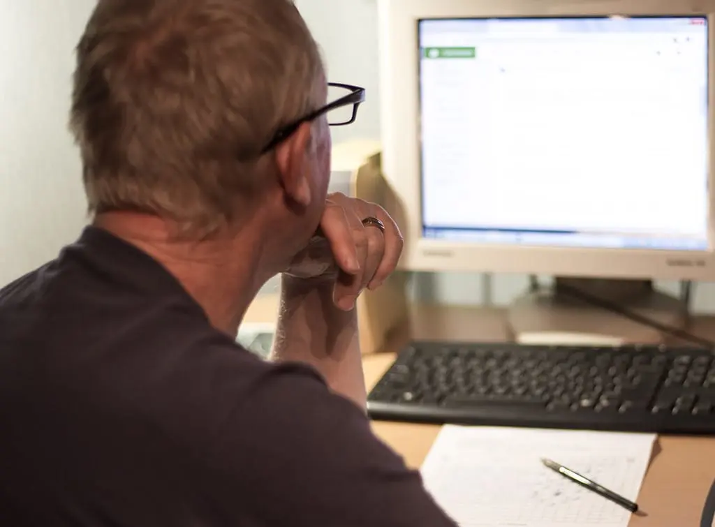 https://www.checkatrade.com/blog/wp-content/uploads/2023/10/working-with-early-onset-dementia.jpg