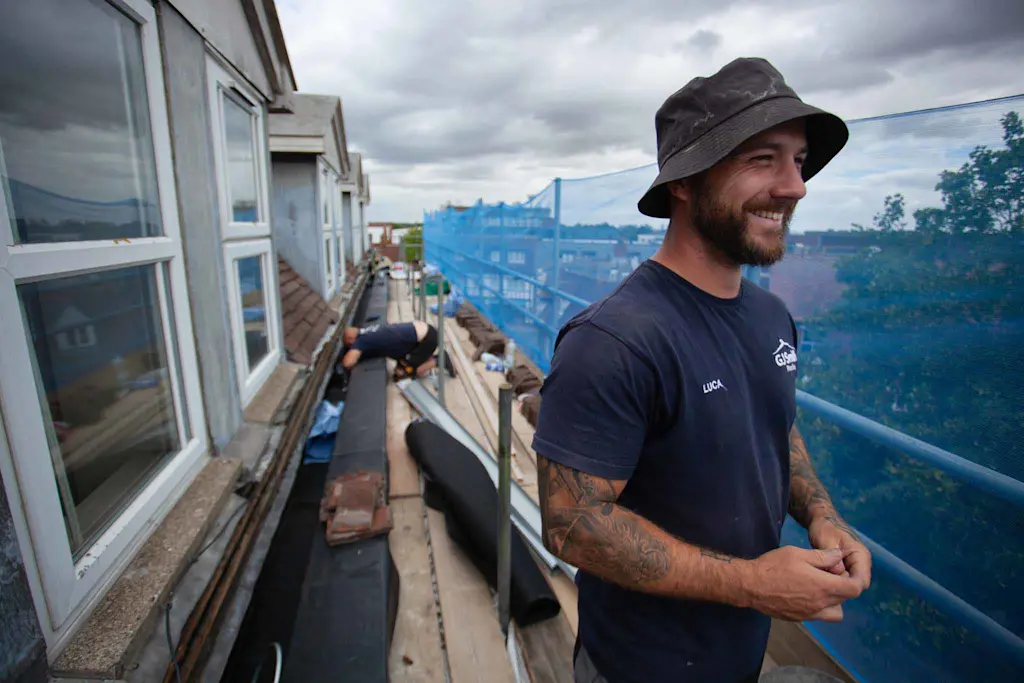 2025 09 01 CAT BRAND PHOTOGRAPY GJ SMITH ROOFING 113 roofer smiling