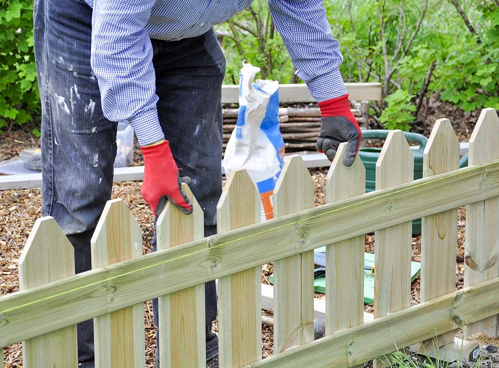 Picket fencing installation near me