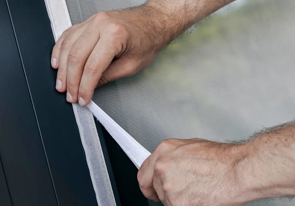fitting-velcro-strip-window-screen