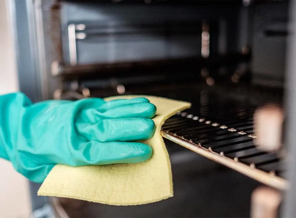 https://www.checkatrade.com/blog/wp-content/uploads/2020/06/oven-cleaning-2-1.jpg