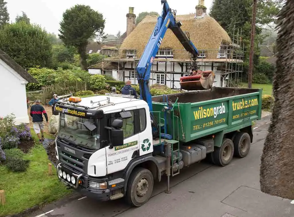 https://www.checkatrade.com/blog/wp-content/uploads/2020/10/grab-lorry-cost-per-load.jpg