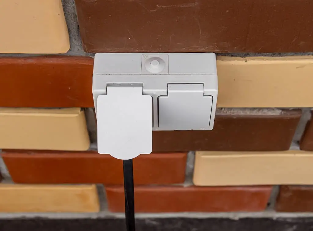 https://www.checkatrade.com/blog/wp-content/uploads/2024/10/Outdoor-plug-installed-by-exterior-electrician-1.jpeg