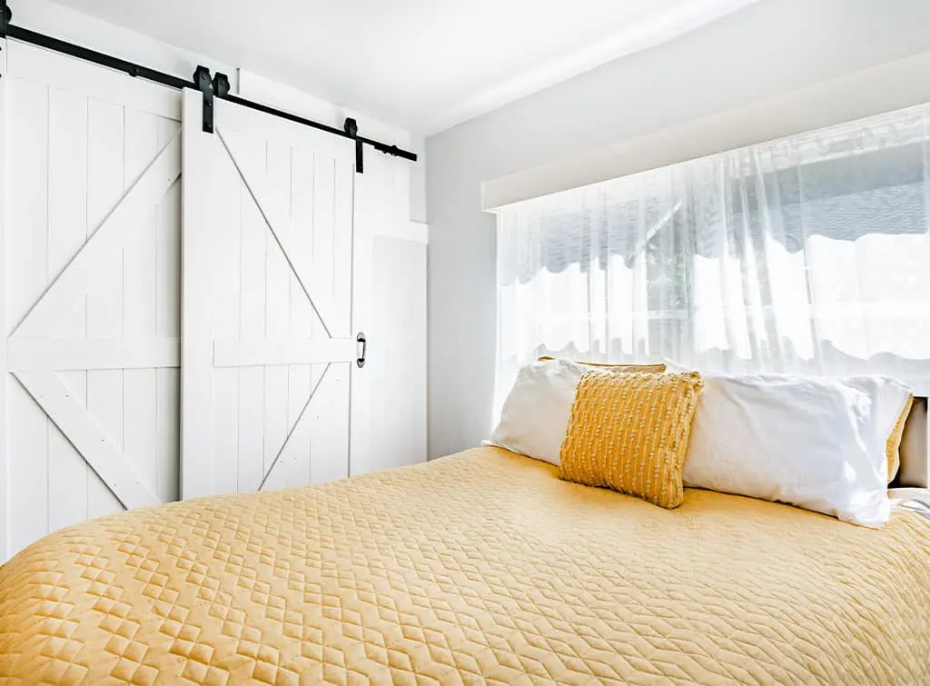 barn doors for country style bedroom 