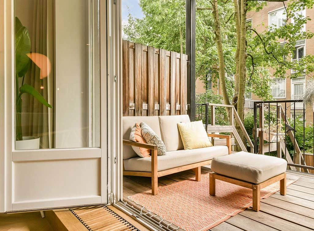 bespoke fencing for outdoor decking area