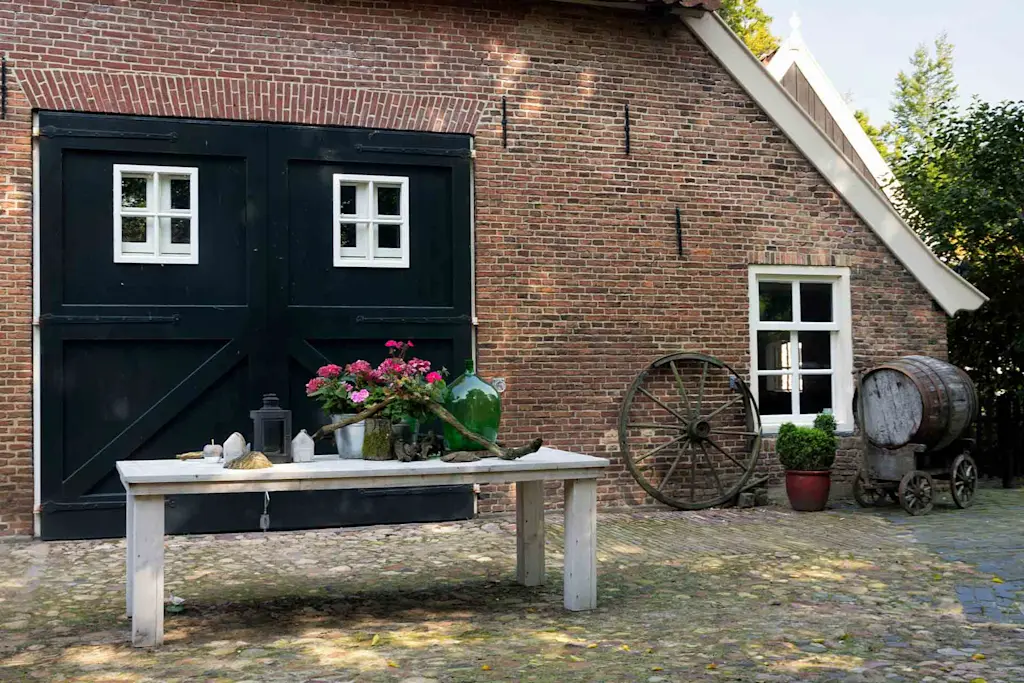 https://www.checkatrade.com/blog/wp-content/uploads/2022/03/Feature-barn-conversion-cost-1.jpg