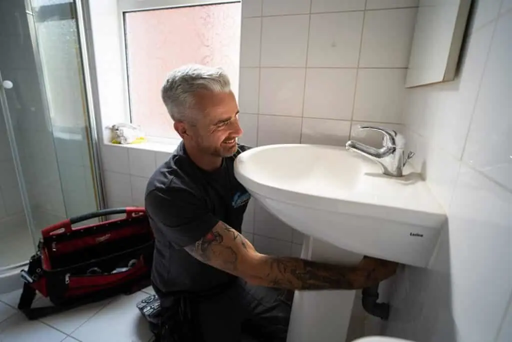 https://www.checkatrade.com/blog/wp-content/uploads/2023/03/how-much-do-bathroom-fitters-earn-1024x684.jpg