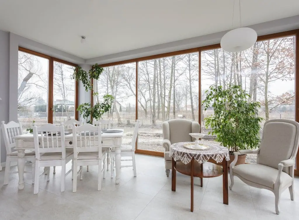 Neutral tones in white and clean conservatory for a contemporary aesthetic