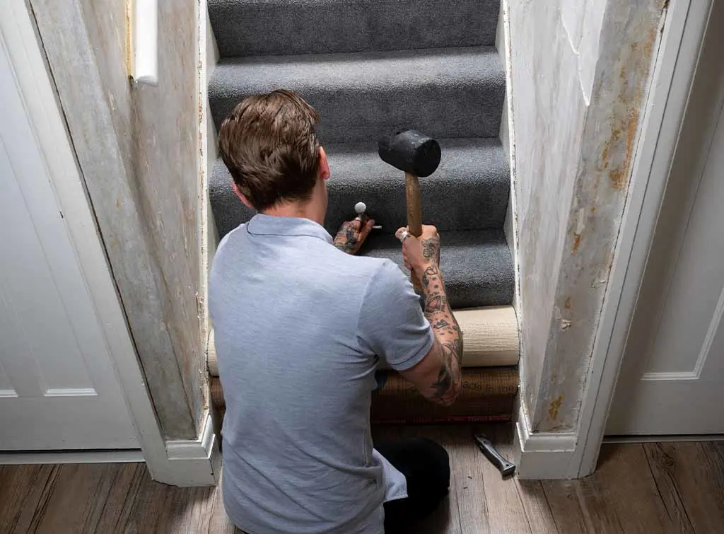 https://www.checkatrade.com/blog/wp-content/uploads/2024/05/carpet-fitting-training-skills.jpg
