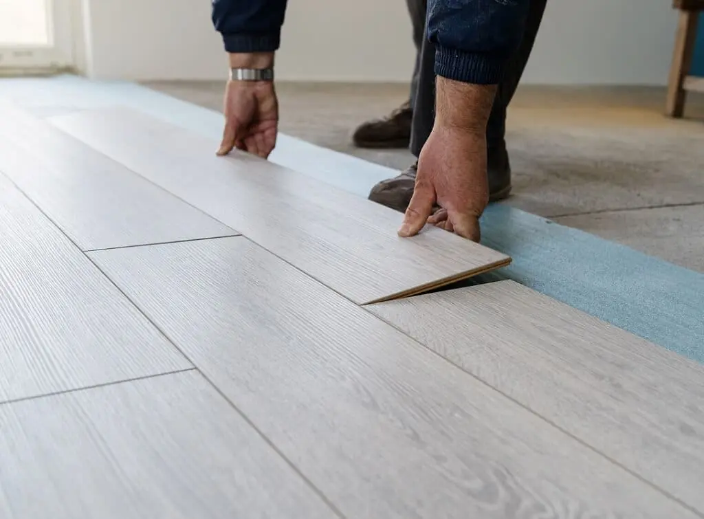 https://www.checkatrade.com/blog/wp-content/uploads/2025/01/laying-laminate-flooring-by-specialist.jpeg