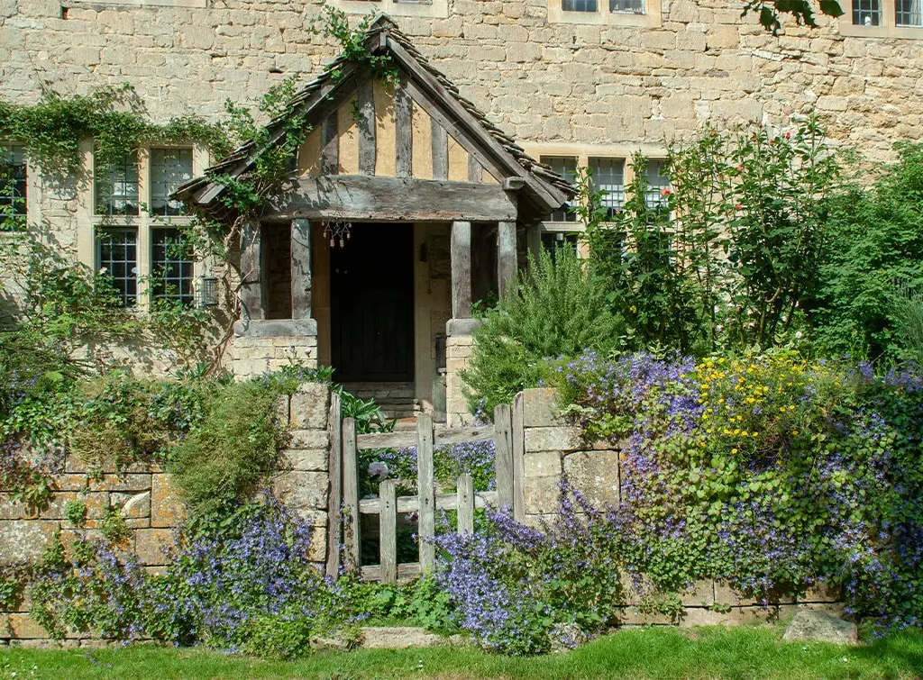 https://www.checkatrade.com/blog/wp-content/uploads/2023/07/Natural-porch-decorating-ideas.jpg