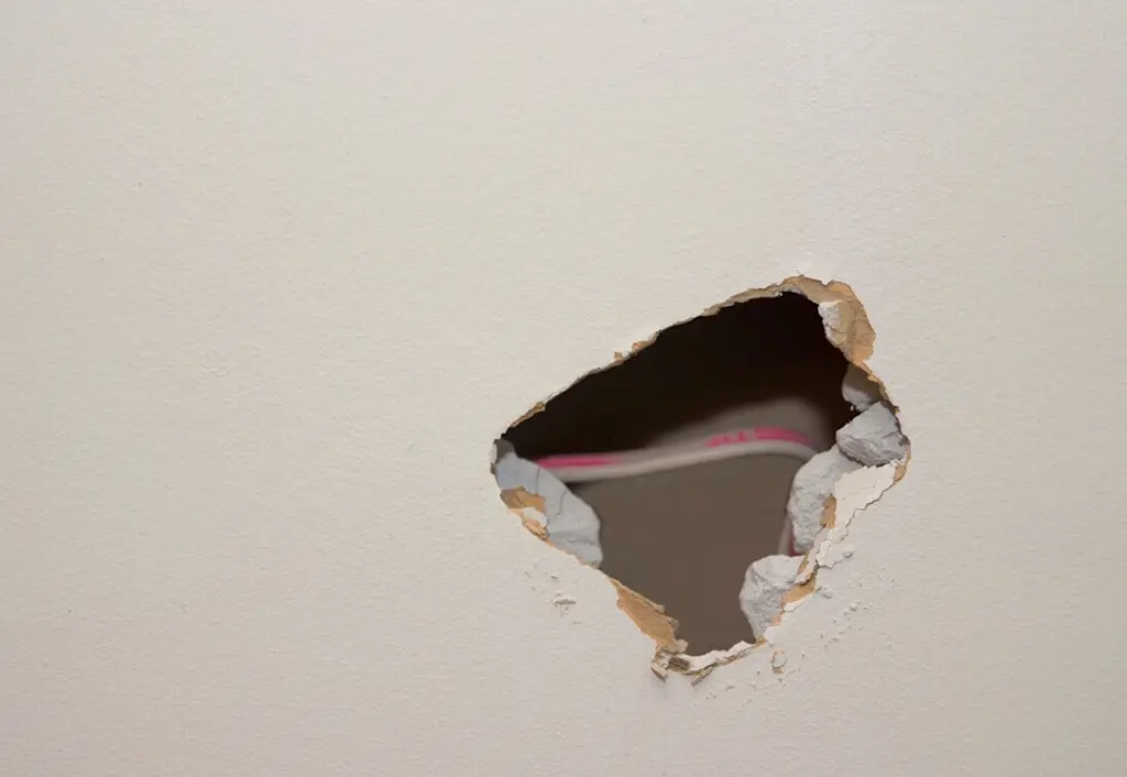 Filling hole in plasterboard