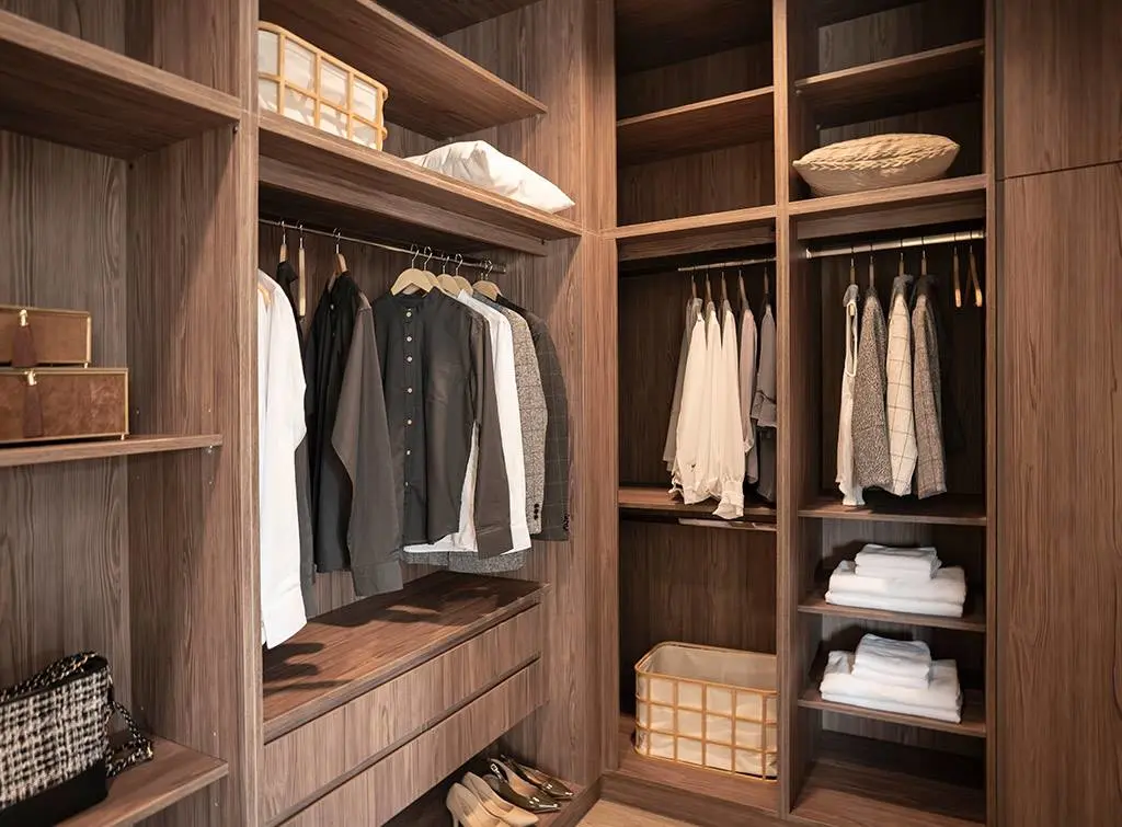 https://www.checkatrade.com/blog/wp-content/uploads/2020/08/cost-to-fit-out-walk-in-wardrobe.jpg