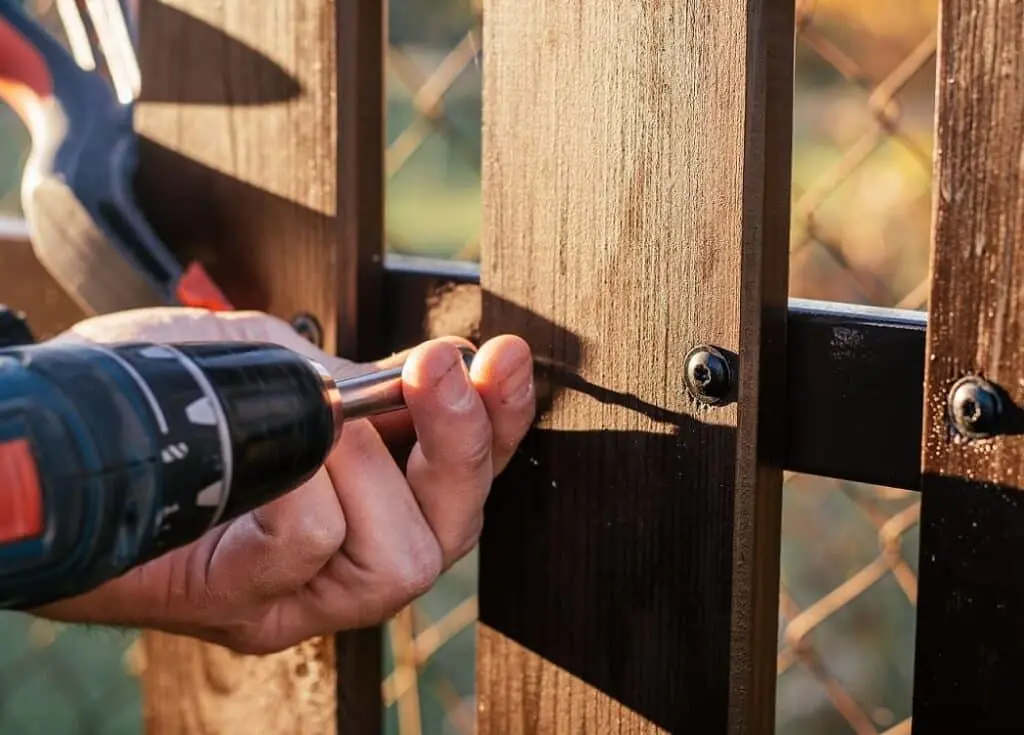 https://www.checkatrade.com/blog/wp-content/uploads/2024/12/putting-up-a-fence-cost-1024x735.jpeg