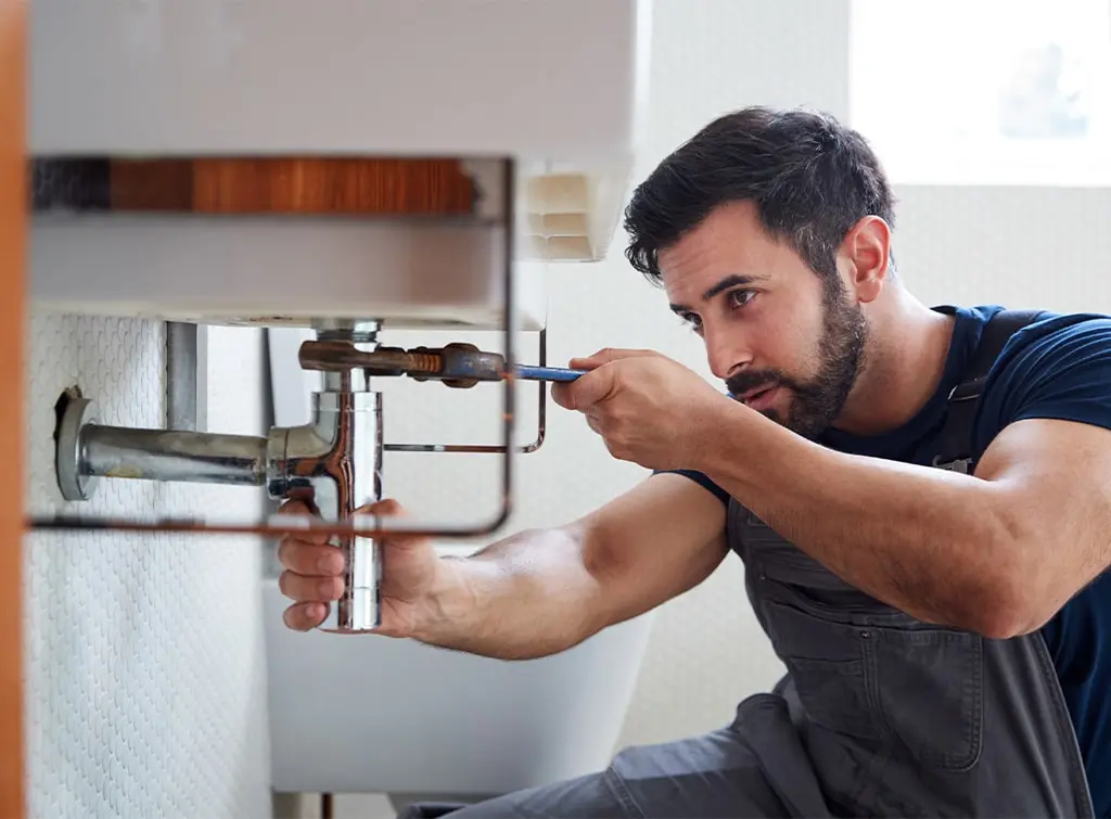 https://www.checkatrade.com/blog/wp-content/uploads/2024/04/1-how-to-become-a-pipefitter.jpg