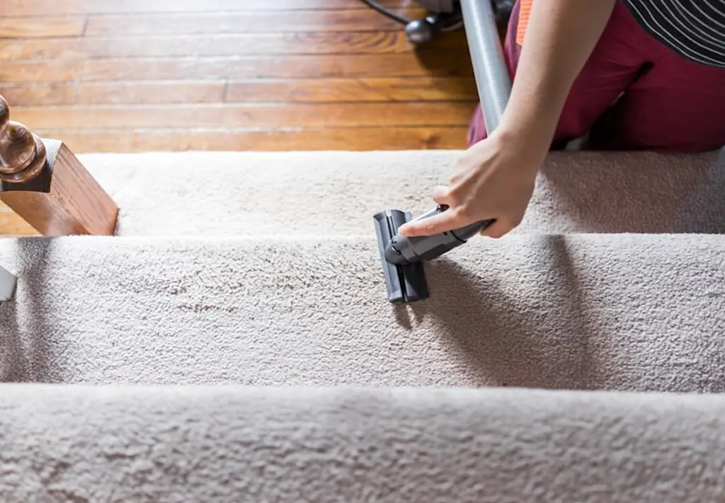 Cleaning a carpeted stair
