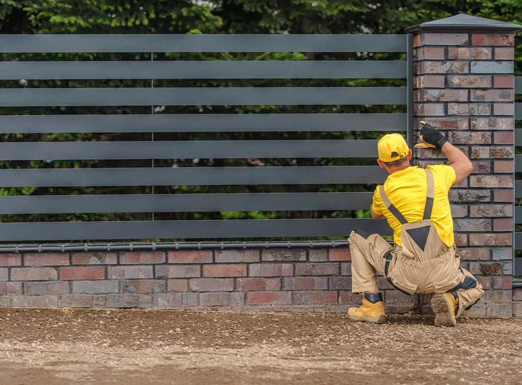 https://www.checkatrade.com/blog/wp-content/uploads/2024/08/fencing-installation-insurance-appearance-1.jpg