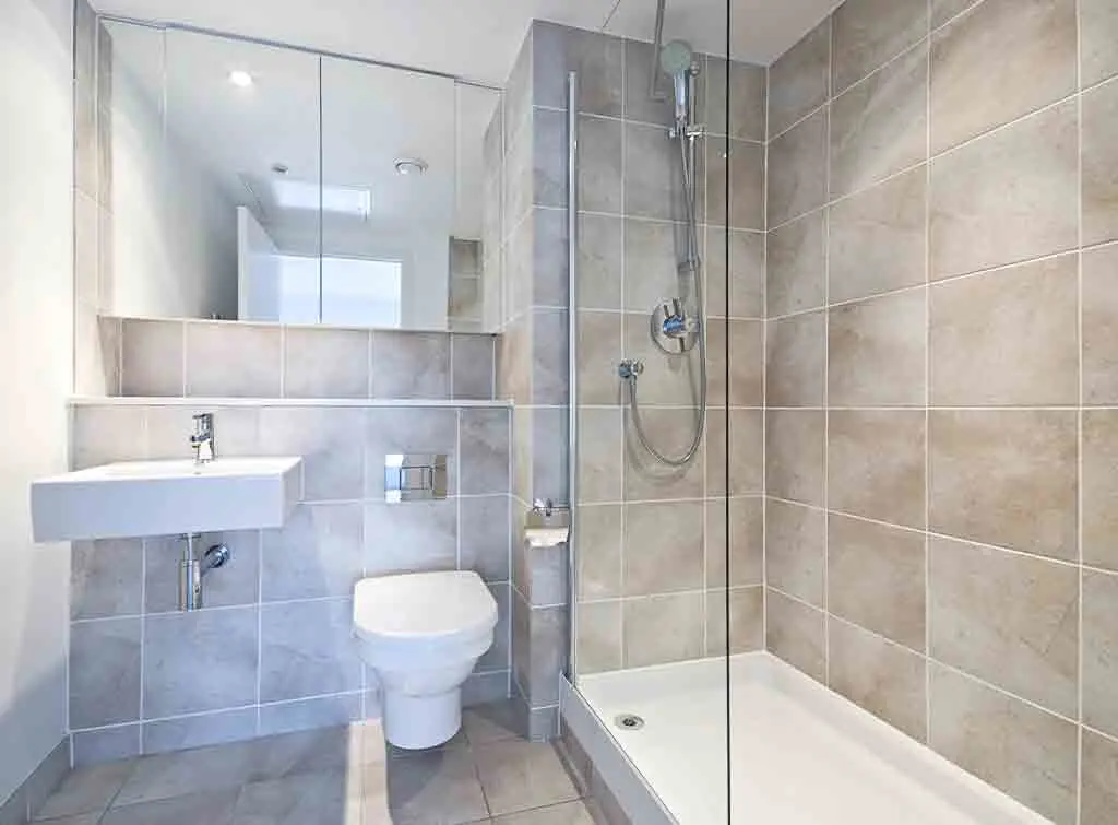 https://www.checkatrade.com/blog/wp-content/uploads/2021/01/Ensuite-bathroom-with-shower-example.jpg