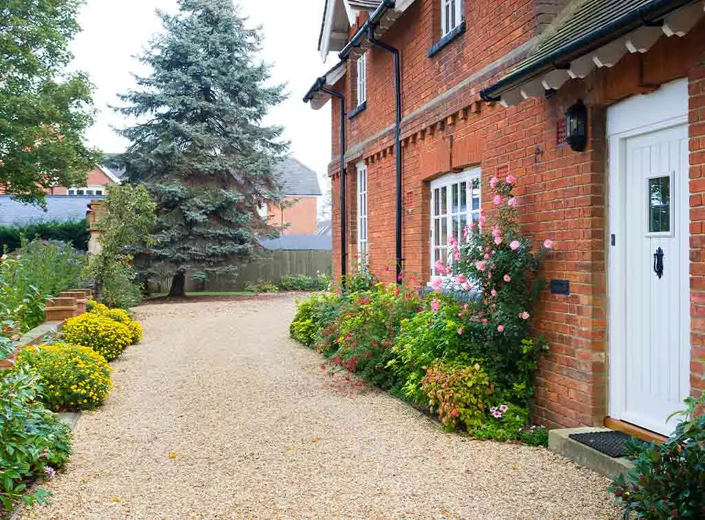 https://www.checkatrade.com/blog/wp-content/uploads/2023/11/Small-driveway.jpg