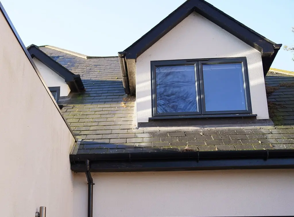 https://www.checkatrade.com/blog/wp-content/uploads/2024/12/clean-roof-slates-after-cleaning.jpg