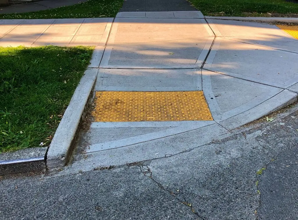 https://www.checkatrade.com/blog/wp-content/uploads/2020/07/dropped-kerb-for-residential-property.jpeg