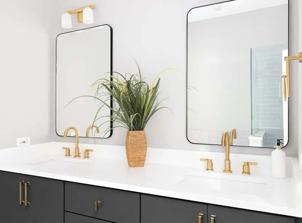 Brass and gold bathroom fixtures