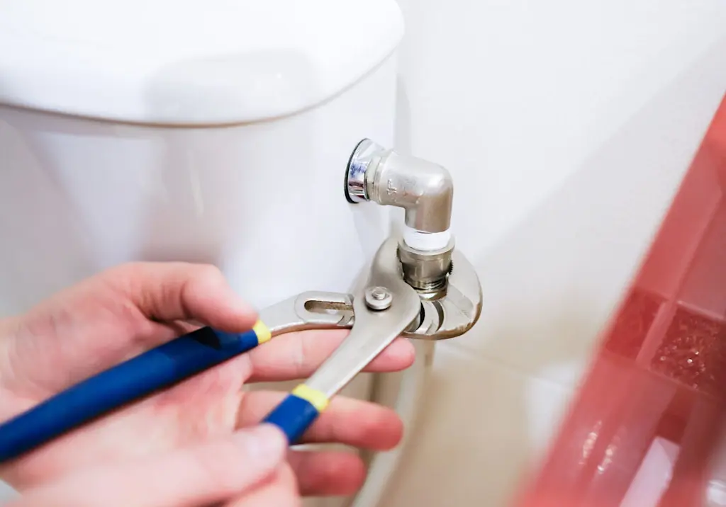plumber-tightening-supply-line