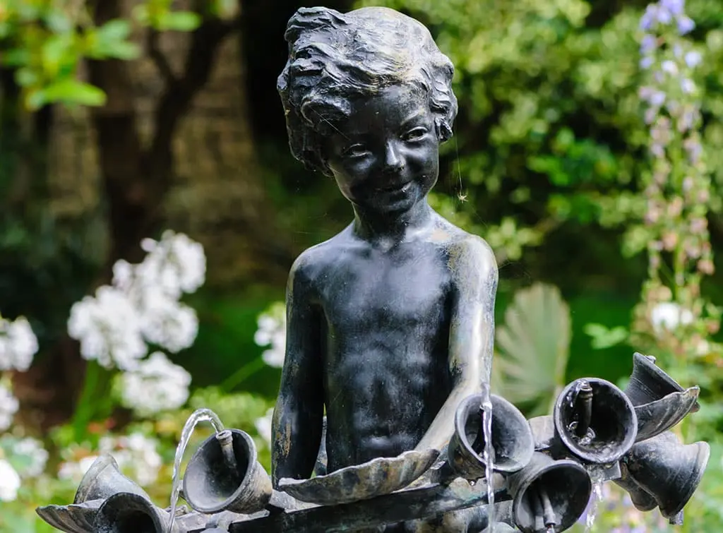 Water feature with sculpture