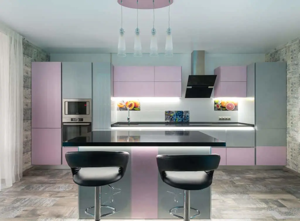 Pink and grey kitchen decor for a trendy finish