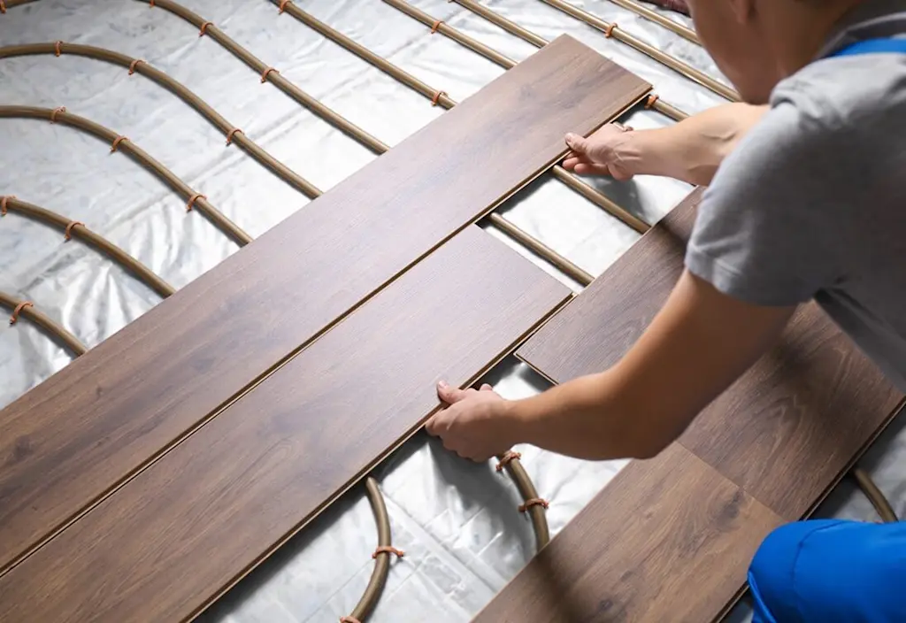 Underfloor heating beneath wooden laminate