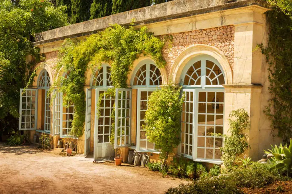 What is the difference between a conservatory and an orangery?