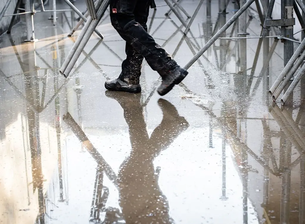 https://www.checkatrade.com/blog/wp-content/uploads/2023/11/trade-waterproof-clothing-for-construction-site.jpg