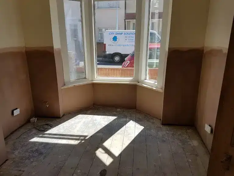https://www.checkatrade.com/blog/wp-content/uploads/2019/10/city-damp-solutions.webp
