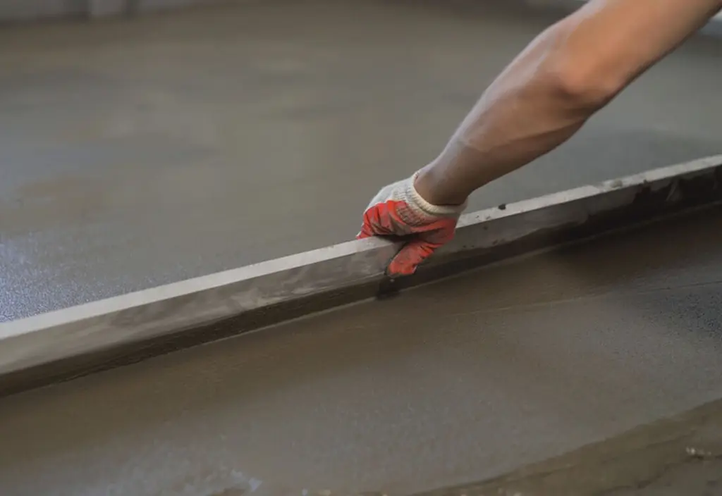 Levelling screed flooring