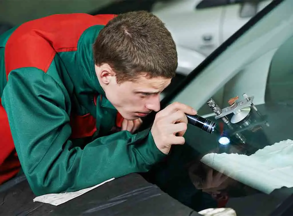 https://www.checkatrade.com/blog/wp-content/uploads/2020/08/chipped-windscreen-repair-cost.jpg