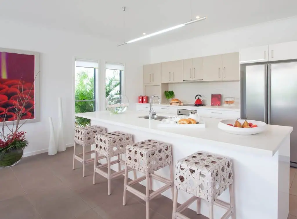 Bright coastal kitchen ideas with fun beachy features