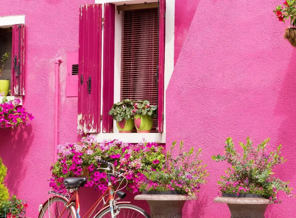 Fuchsia pink exterior house paint colours for a Barbie dream house vibe