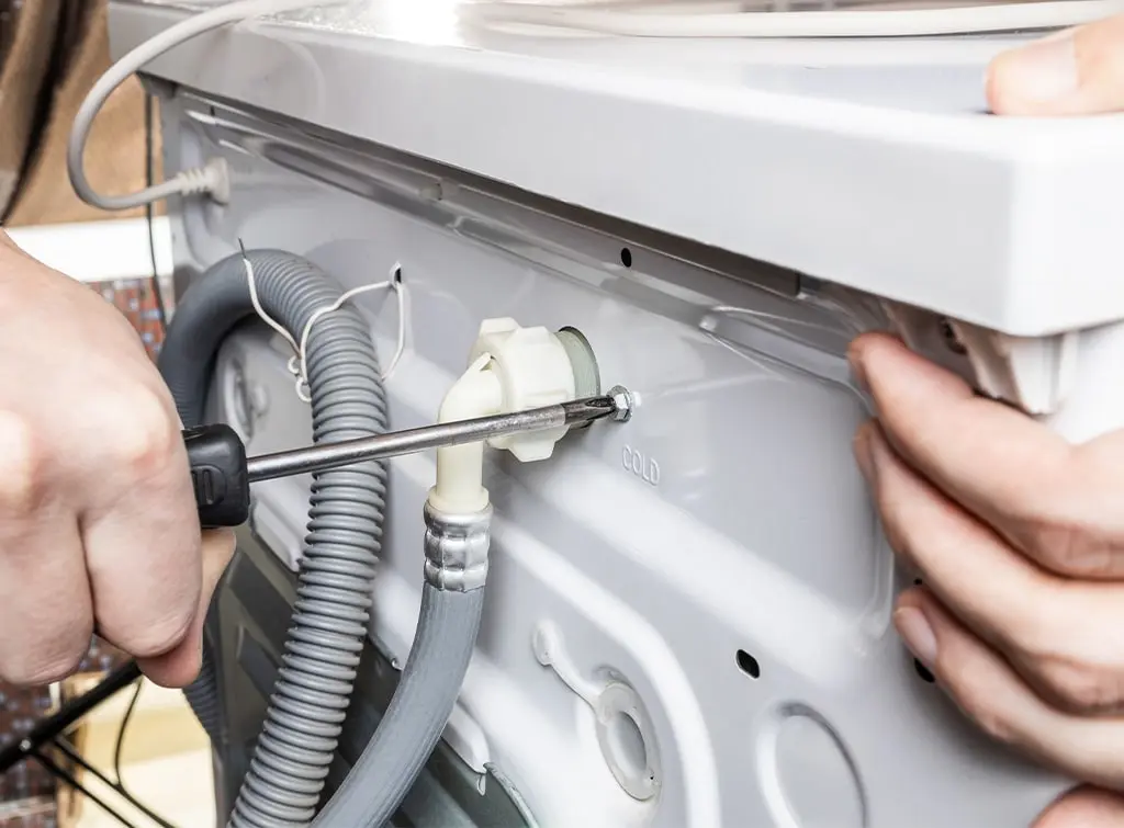 Checkatrade tradespeople fix a leaky washing machine