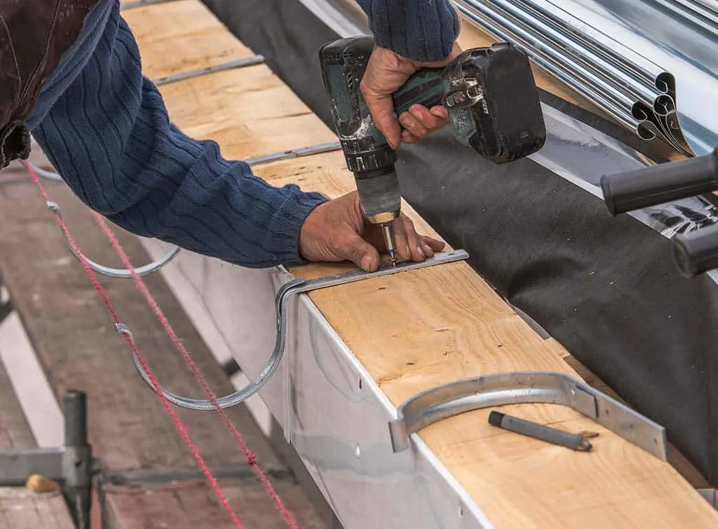 https://www.checkatrade.com/blog/wp-content/uploads/2023/11/trade-roofer-adding-guttering.jpg