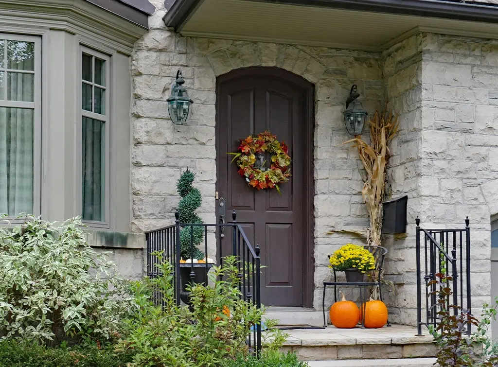 https://www.checkatrade.com/blog/wp-content/uploads/2023/07/Seasonal-porch-decorating-ideas.jpg